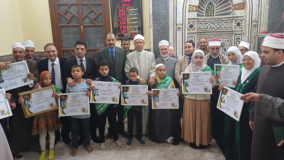 محافظ سوهاج مع المكرمين