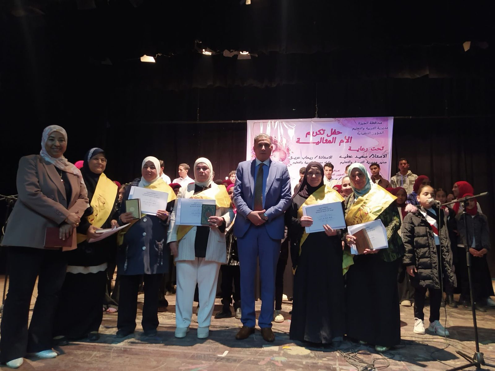 تكريم الأمهات المثاليات تكريم الأمهات المثاليات
