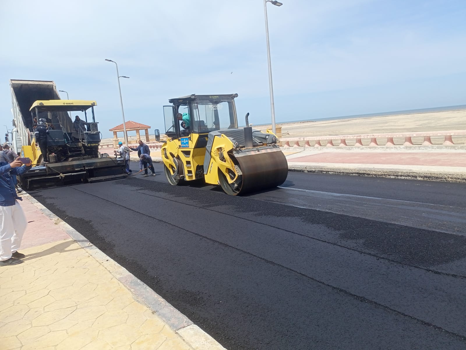 رصف طريق بمصيف بلطيم