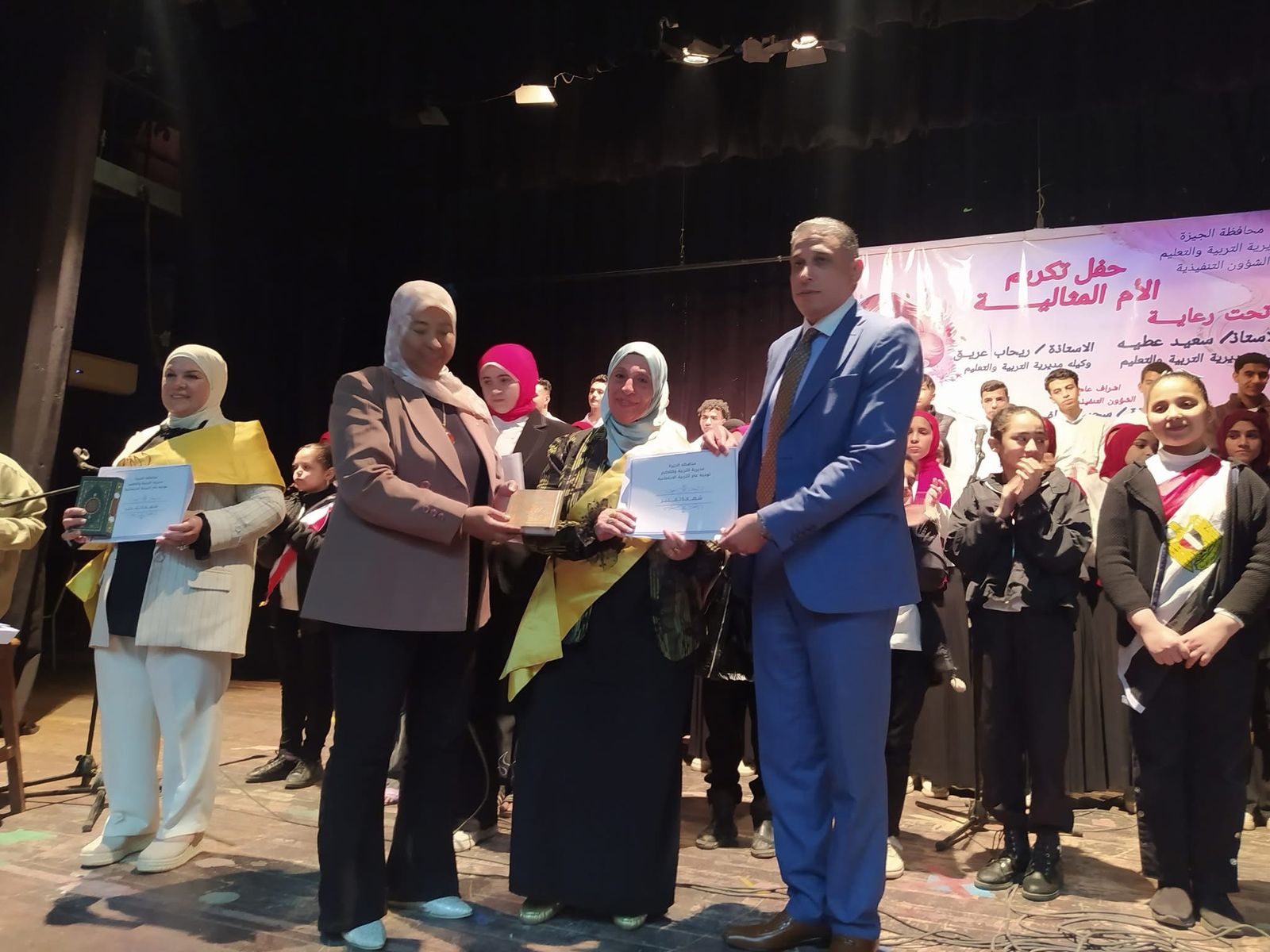 وكيل وزارة التعليم بالجيزة يكرم الأمهات المثاليات وكيل وزارة التعليم بالجيزة يكرم الأمهات المثاليات