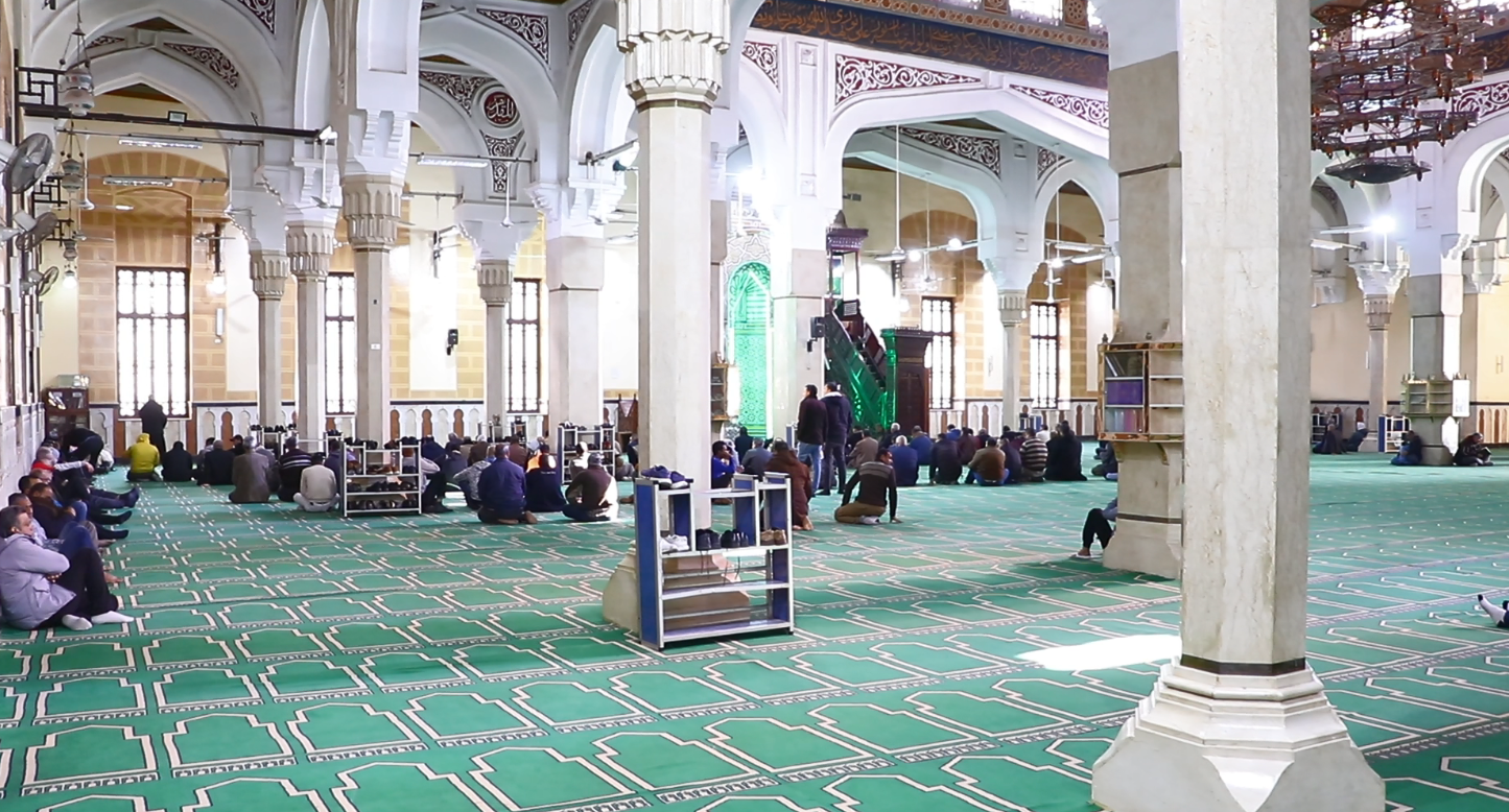 توافد على المسجد 