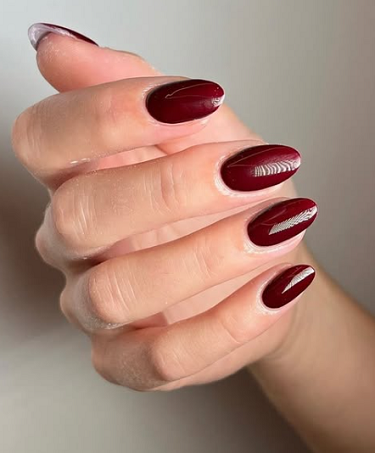 الأحمر الداكن