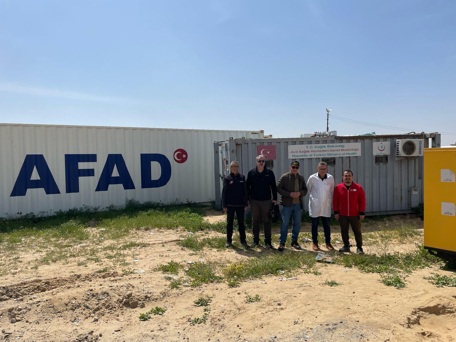 السفير فى المستشفى الميداني