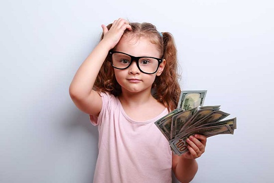 طفلة تحمل نقود طفلة تحمل نقود