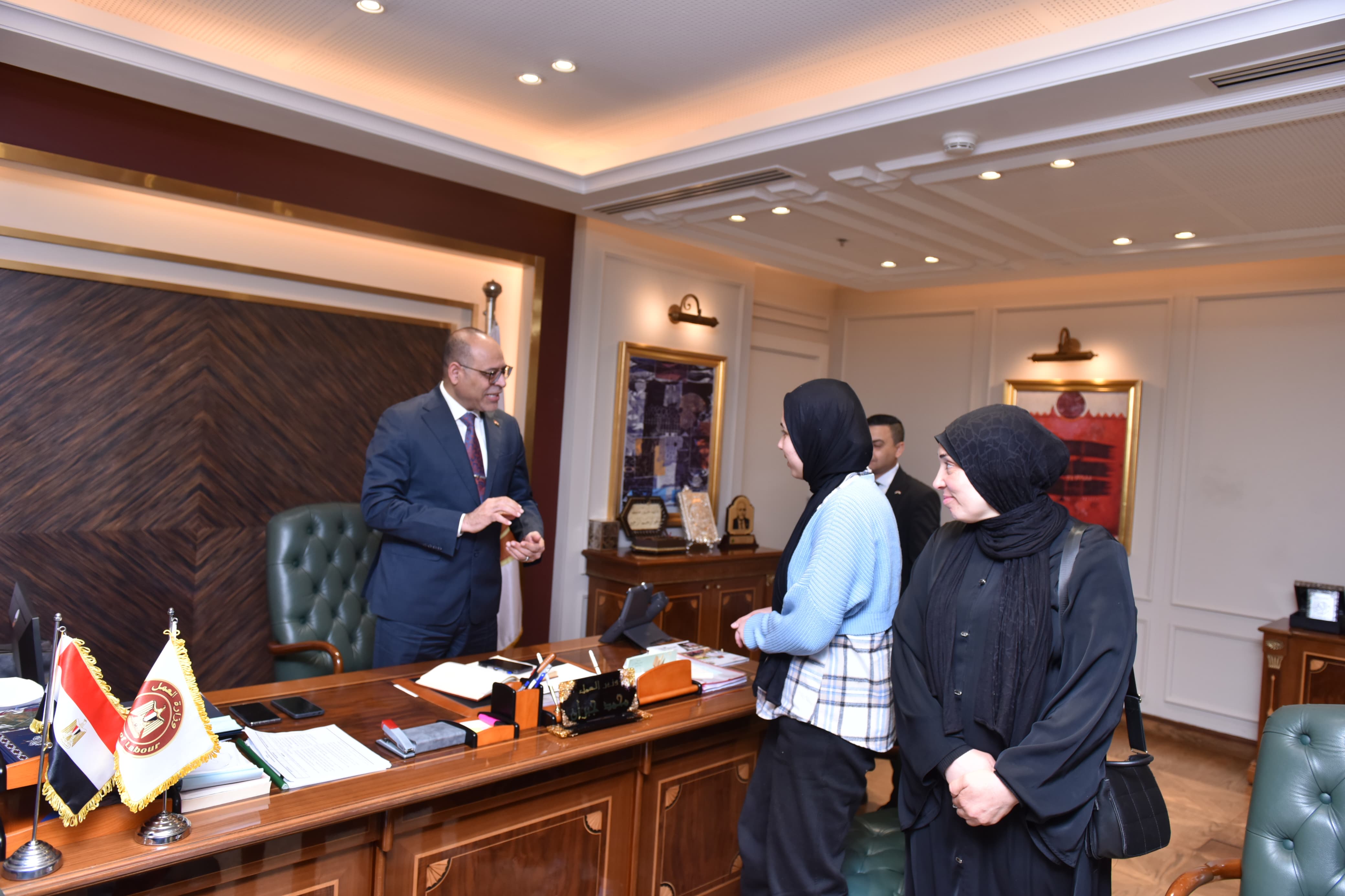 وزير العمل يُسلم مروة ورودينة 64 ألف جنيه بعد تسوية ودية لإعادة مستحقاتهما وزير العمل يُسلم مروة ورودينة 64 ألف جنيه بعد تسوية ودية لإعادة مستحقاتهما