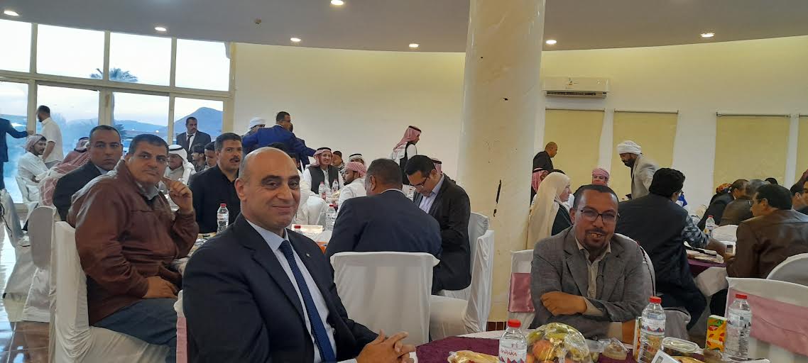العاملون بالمحافظة والمديريات الخدمية أثناء مائدة إلافطار العاملون بالمحافظة والمديريات الخدمية أثناء مائدة إلافطار