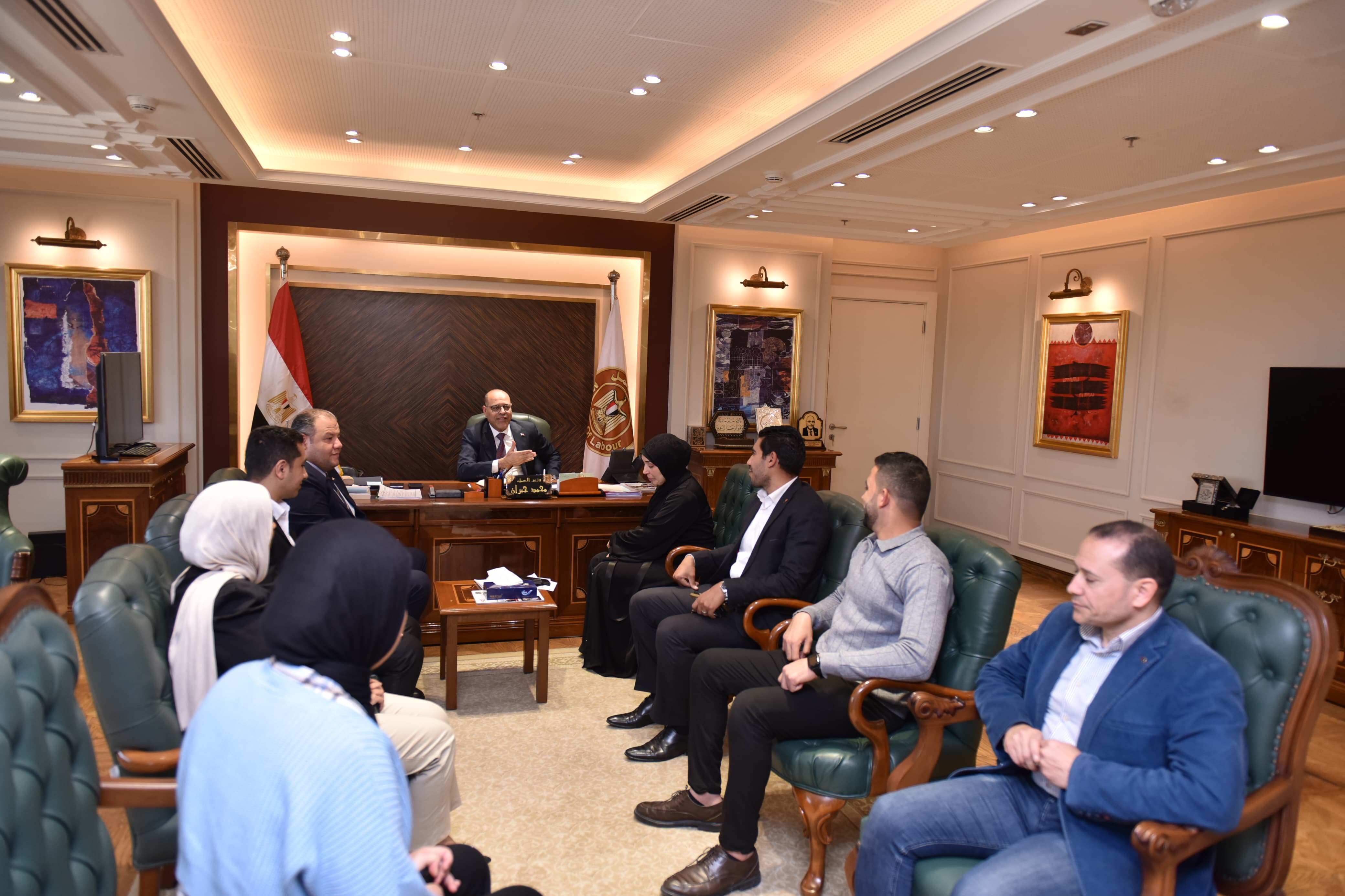 وزير العمل يُسلم مروة ورودينة 64 ألف جنيه وزير العمل يُسلم مروة ورودينة 64 ألف جنيه
