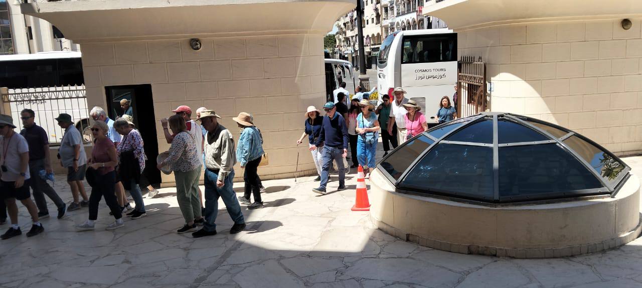 سياح من حول العالم يستمتعون بطريق الكباش وعرض الكالتشوراما بمكتبة مصر العامة سياح من حول العالم يستمتعون بطريق الكباش وعرض الكالتشوراما بمكتبة مصر العامة