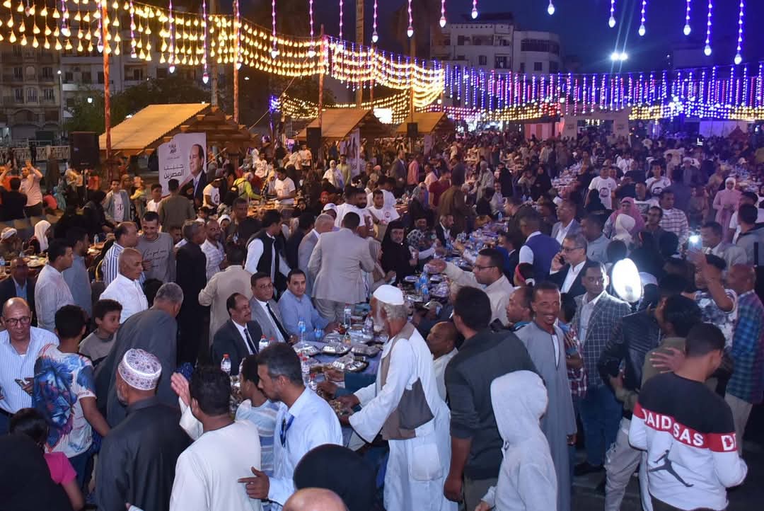 جانب من مائدة الإفطار جانب من مائدة الإفطار
