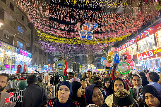 المواطنون يشترون الملابس المواطنون يشترون الملابس