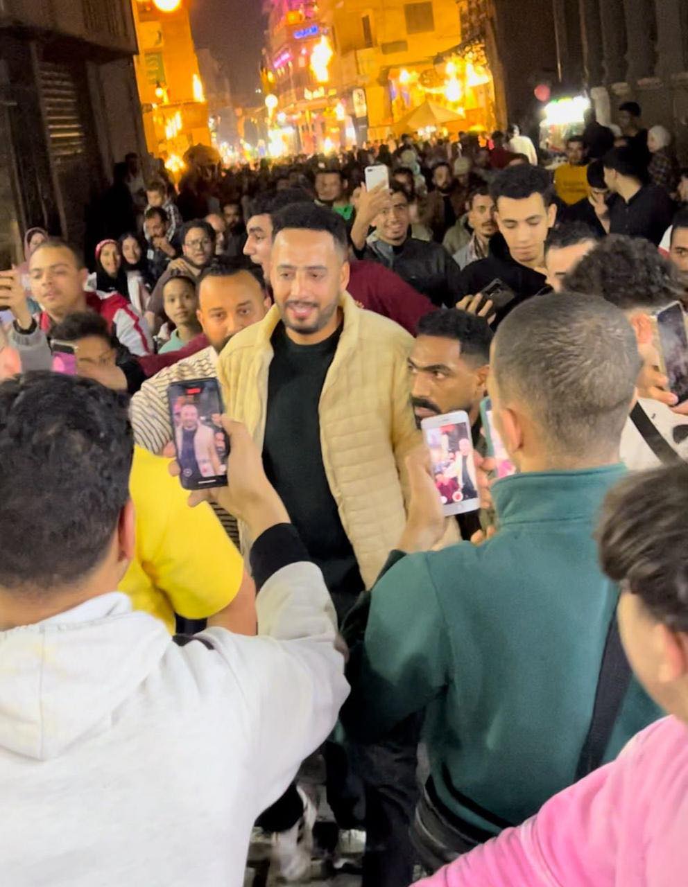 عصام السقا يحتفل مع محبيه بنجاح مسلسل فهد البطل (2)