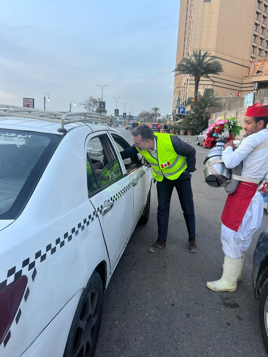 سفير كندا يوزع العرقسوس والعصائر سفير كندا يوزع العرقسوس والعصائر