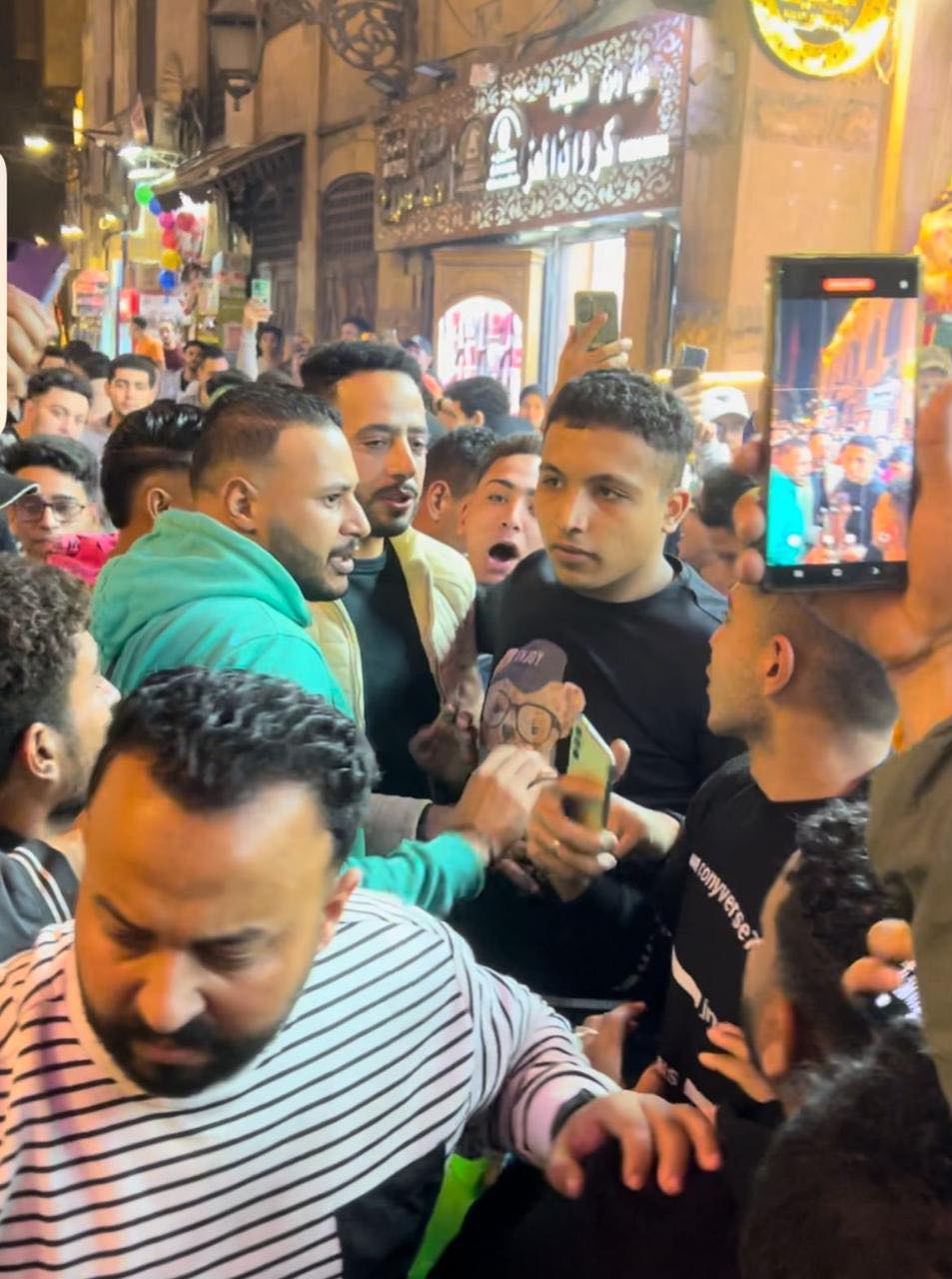 عصام السقا يحتفل مع محبيه بنجاح مسلسل فهد البطل (5)