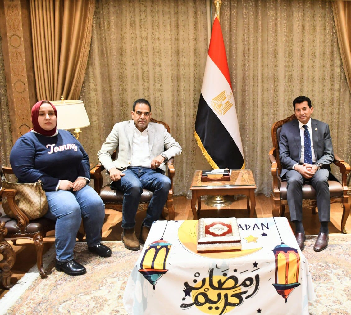 وزير الرياضة مع اسرة محمد زكريا