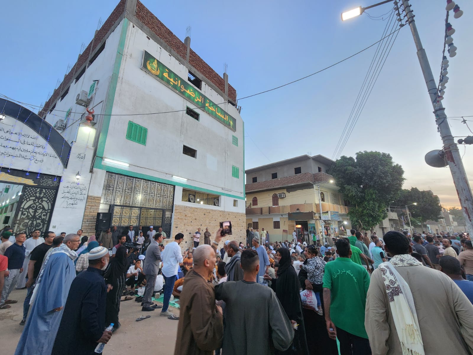 الساحة الرضوانية تستقبل الآلاف من ضيوفها فى ليلة القدر