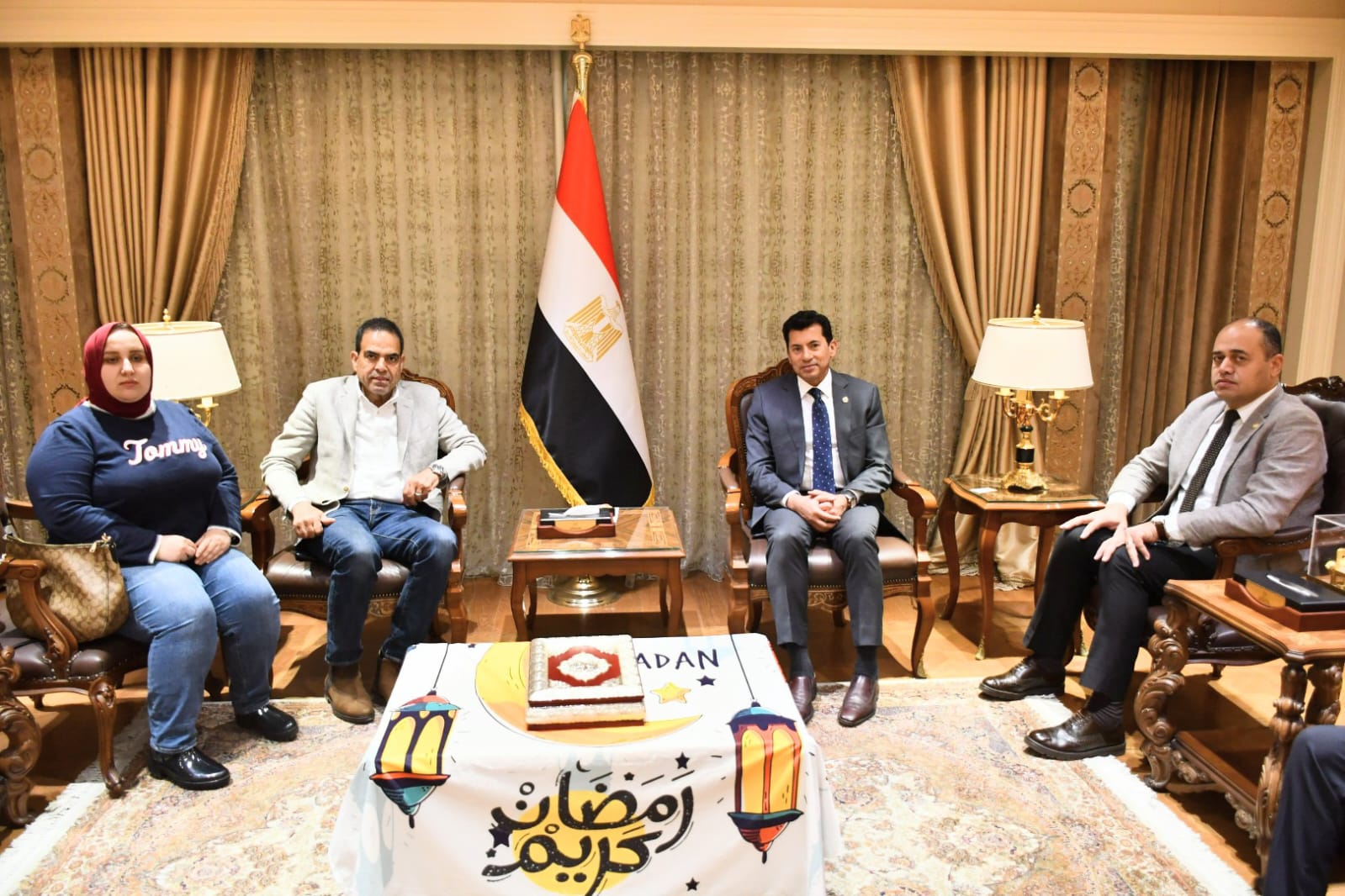 أشرف صبحي مع أسرة محمد زكريا