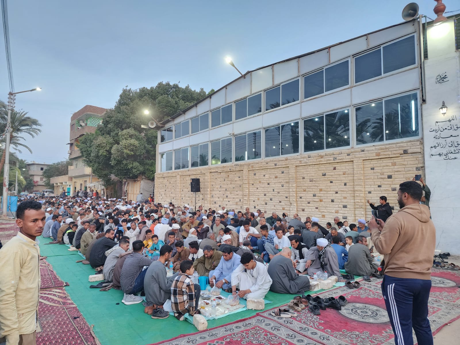 إفطار الآلاف من الأهالى داخل الساحة الرضوانية بالأقصر