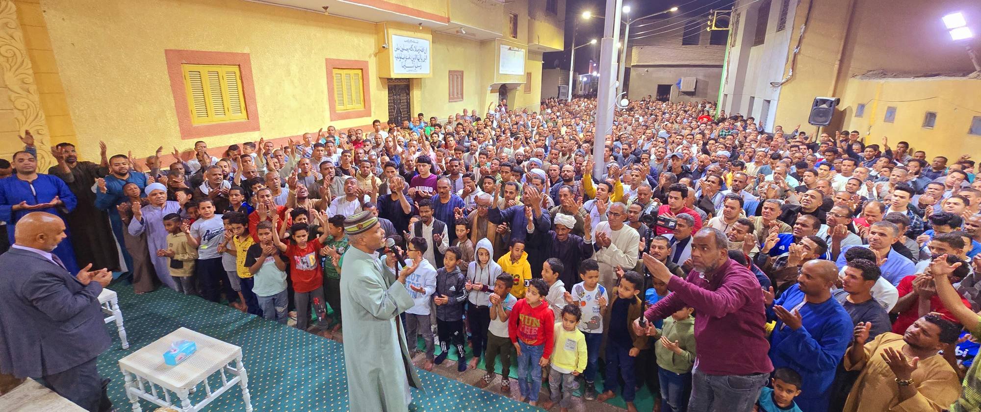 دعوات الأهالى فى ساحة الشيخ أحمد مرتضى