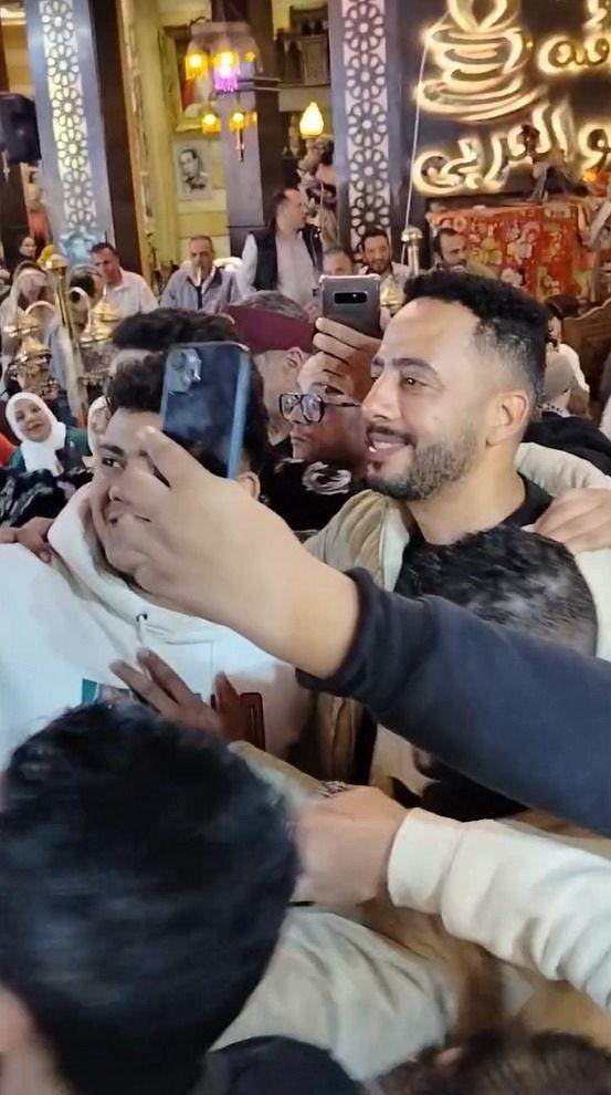 عصام السقا يحتفل مع محبيه بنجاح مسلسل فهد البطل (3)