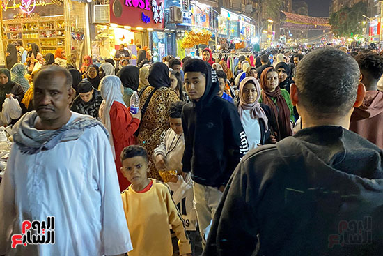 المصريون يشترون الملابس المصريون يشترون الملابس