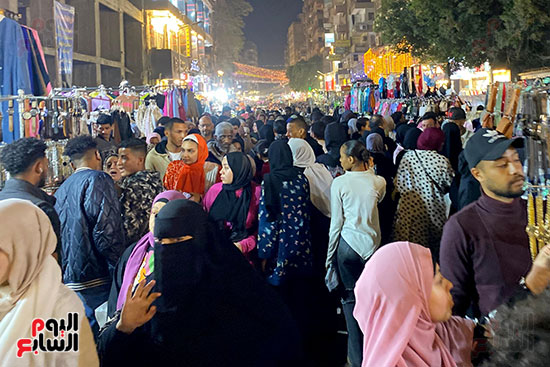 المصريون أمام محلات الملابس المصريون أمام محلات الملابس