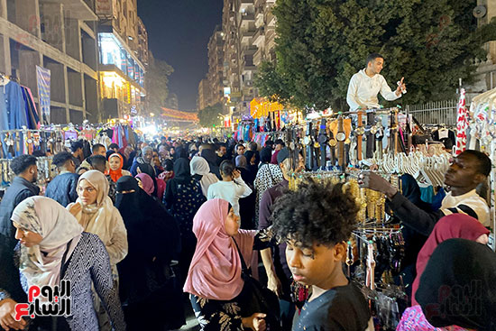 جانب من تجمع المواطنين حول محلات الملابس جانب من تجمع المواطنين حول محلات الملابس