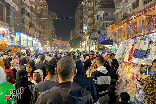زحام حول محلات الملابس زحام حول محلات الملابس