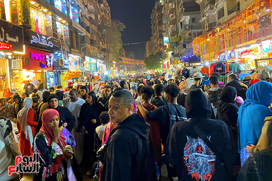 المواطنون يشترون ملابس العيد المواطنون يشترون ملابس العيد