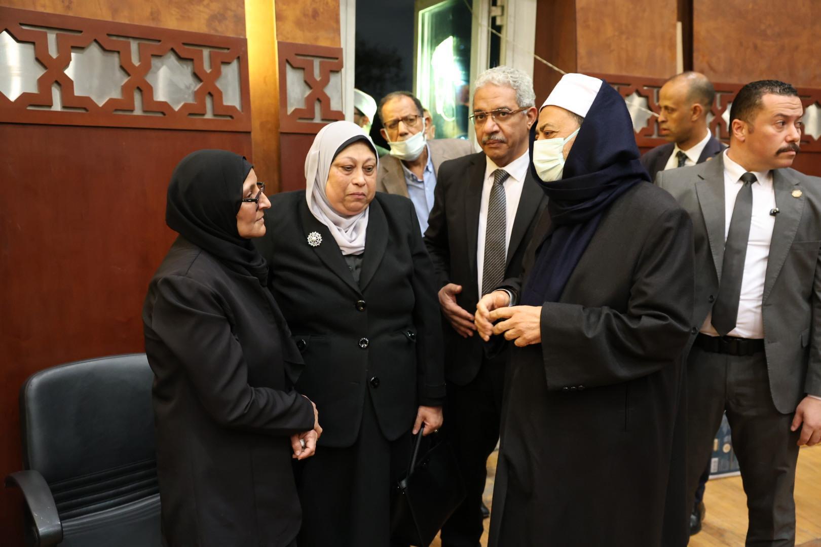 شيخ الأزهر يقدم واجب العزاء لأسرة الدكتور المحرصاوي شيخ الأزهر يقدم واجب العزاء لأسرة الدكتور المحرصاوي