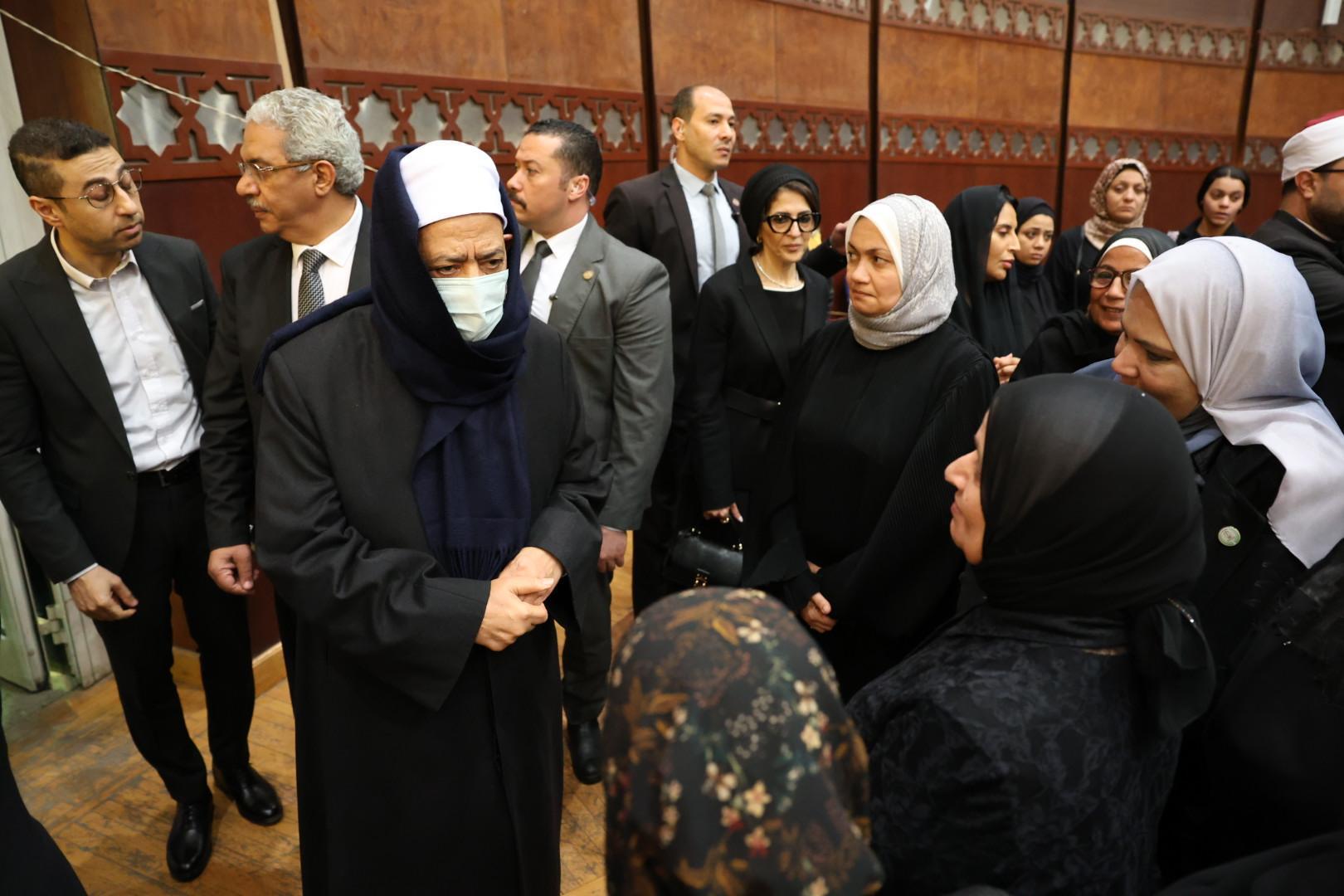 شيخ الأزهر يحرص على تقديم واجب العزاء لأسرة الدكتور المحرصاوي شيخ الأزهر يحرص على تقديم واجب العزاء لأسرة الدكتور المحرصاوي