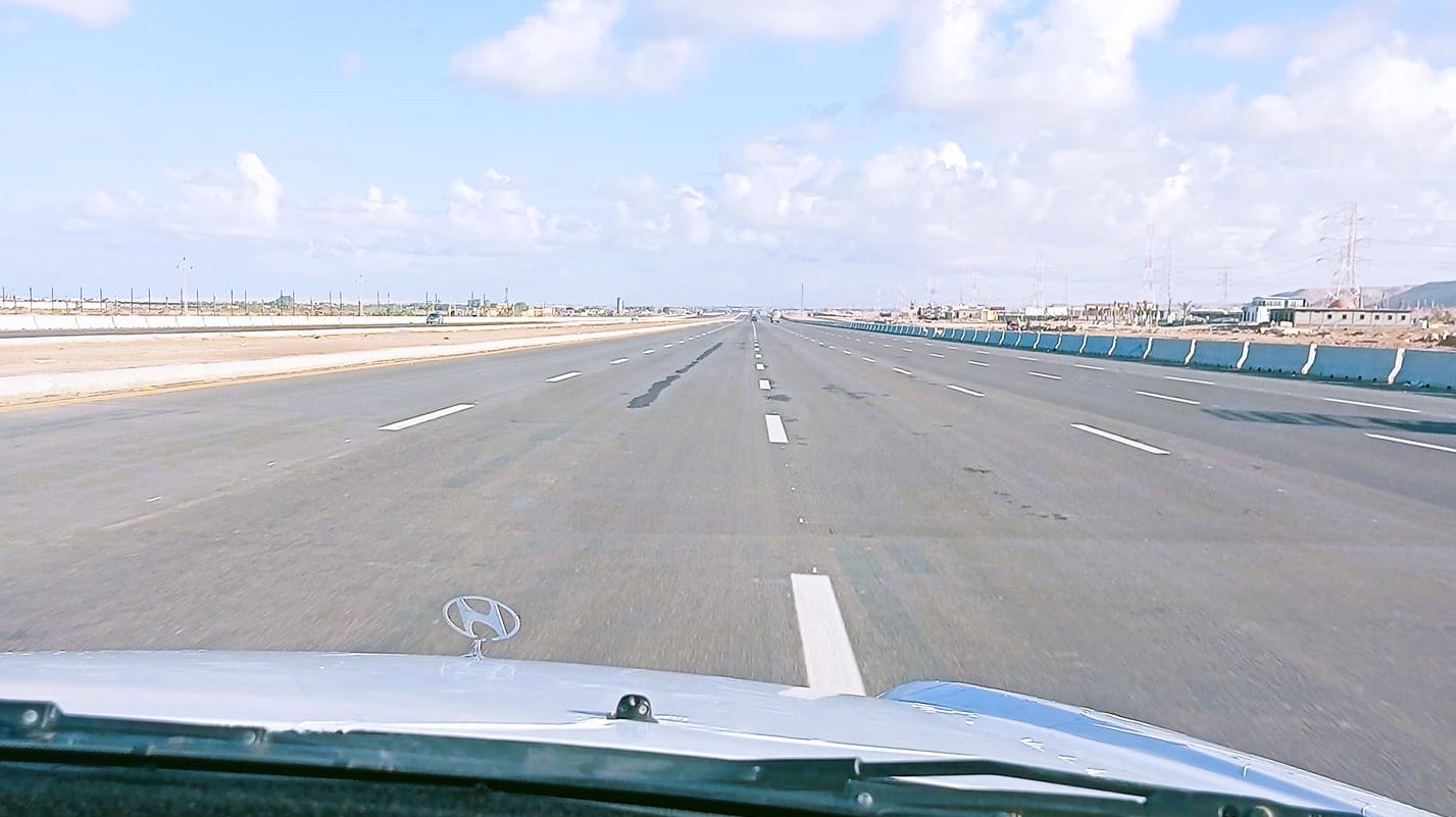 متعة القيادة على طريق مطروح متعة القيادة على طريق مطروح