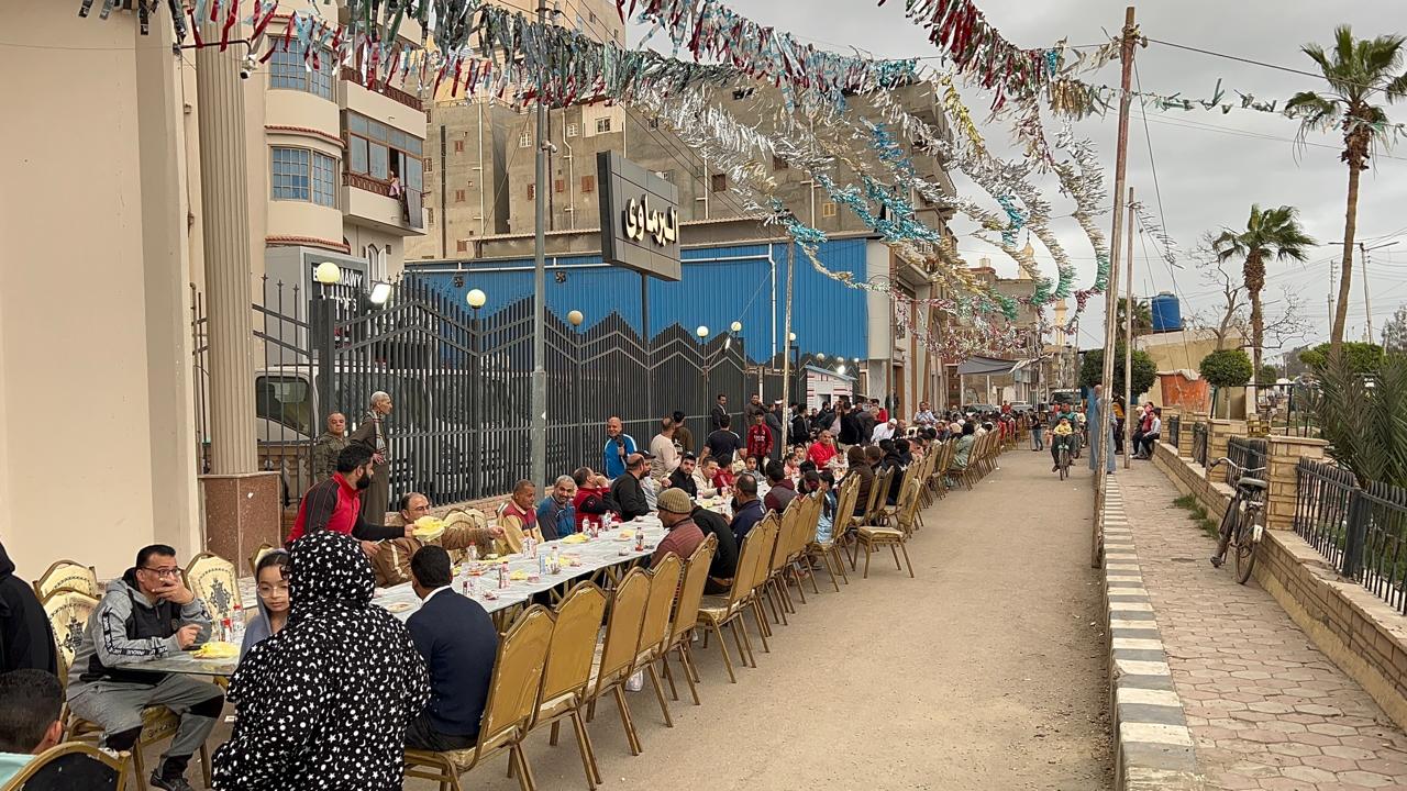 مائدة إفطار جماعي مائدة إفطار جماعي