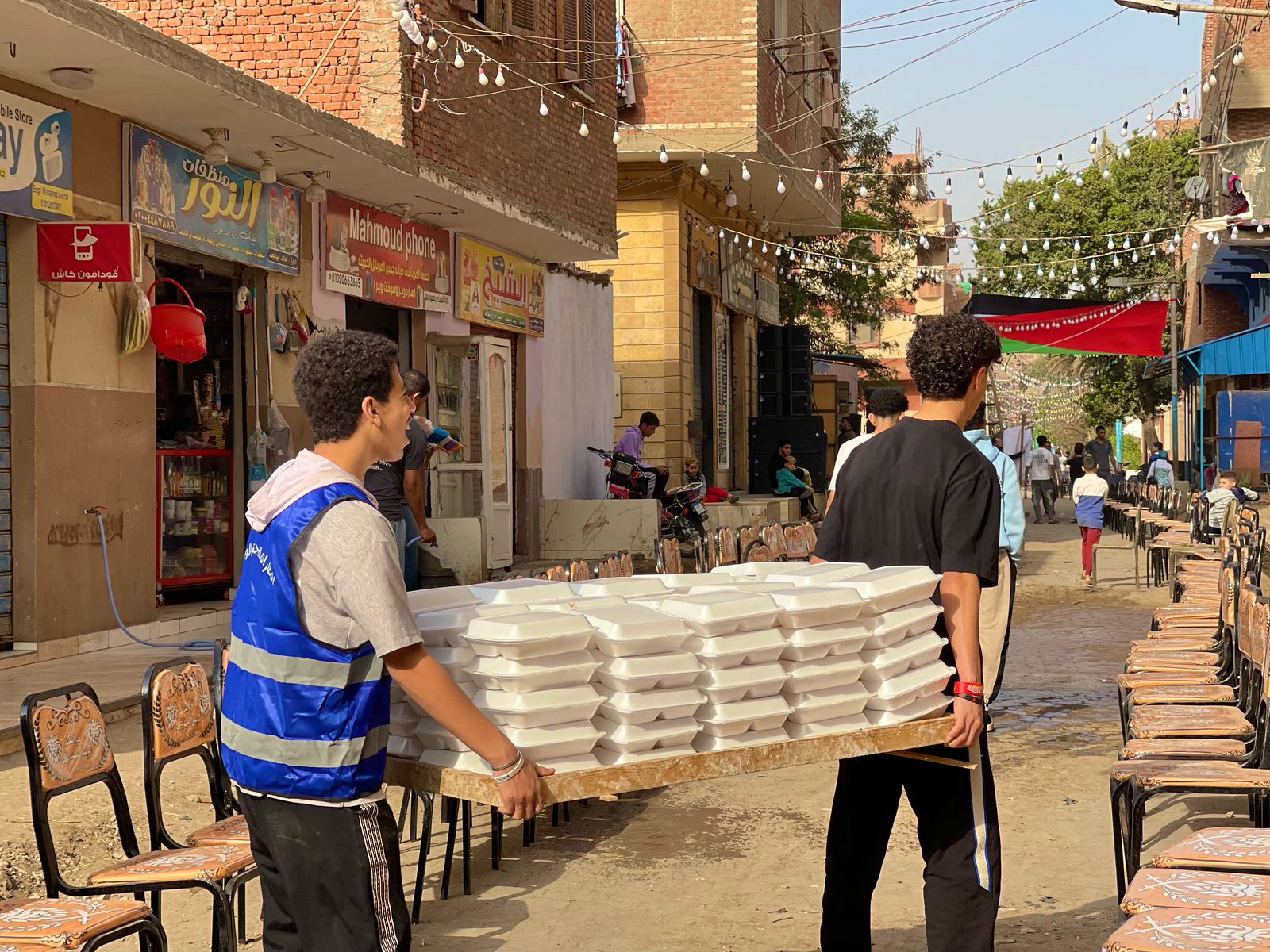 توزيع الوجبات على المائدة توزيع الوجبات على المائدة