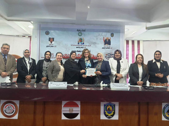 جامعة دمنهور تنظم احتفالية عيد الأم و تكرم الأمهات المثاليات جامعة دمنهور تنظم احتفالية عيد الأم و تكرم الأمهات المثاليات