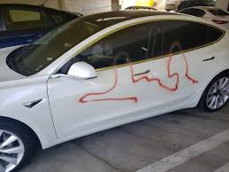 تخريب سيارة تسلا