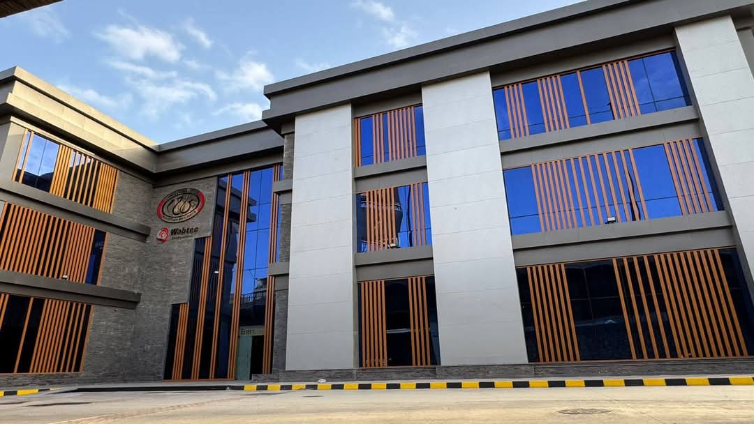 ورشة صيانة جرارات GE الجديدة بأرض مهمشة ورشة صيانة جرارات GE الجديدة بأرض مهمشة