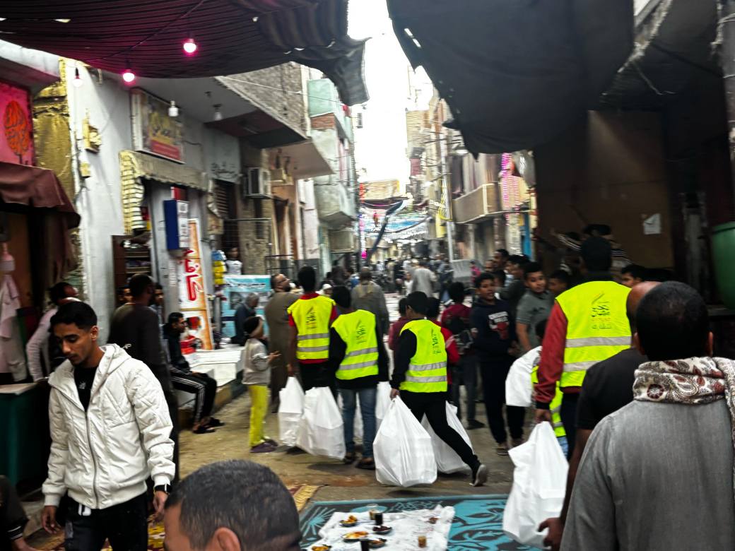 شباب مطبخ صندوق تحيا مصر بالأقصر خلال توزيع الوجبات شباب مطبخ صندوق تحيا مصر بالأقصر خلال توزيع الوجبات