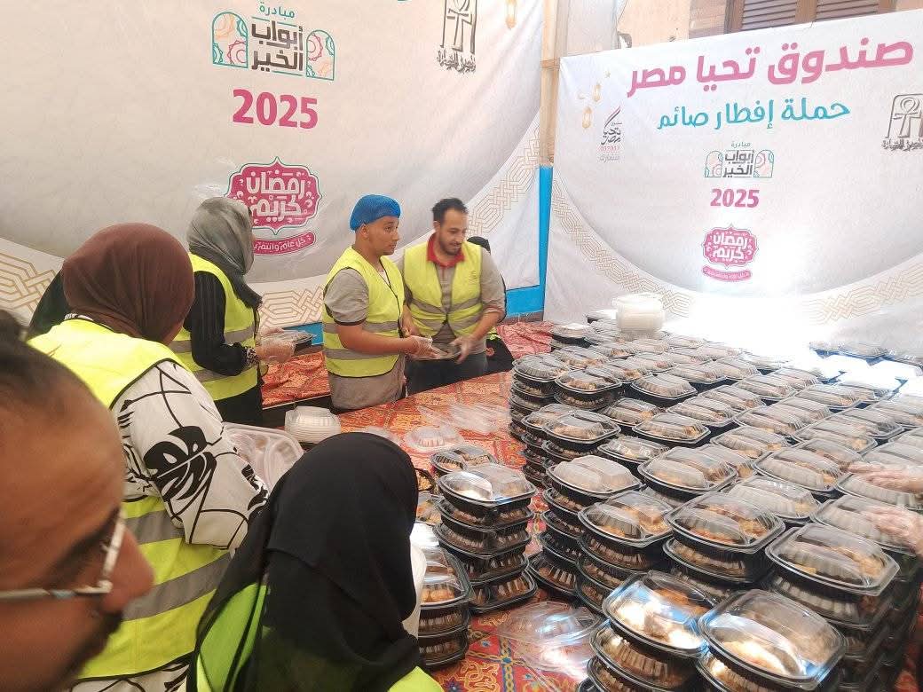 مطبخ صندوق تحيا مصر يختتم نجاحات شهر رمضان بتوزيع الوجبات بالقرى مطبخ صندوق تحيا مصر يختتم نجاحات شهر رمضان بتوزيع الوجبات بالقرى