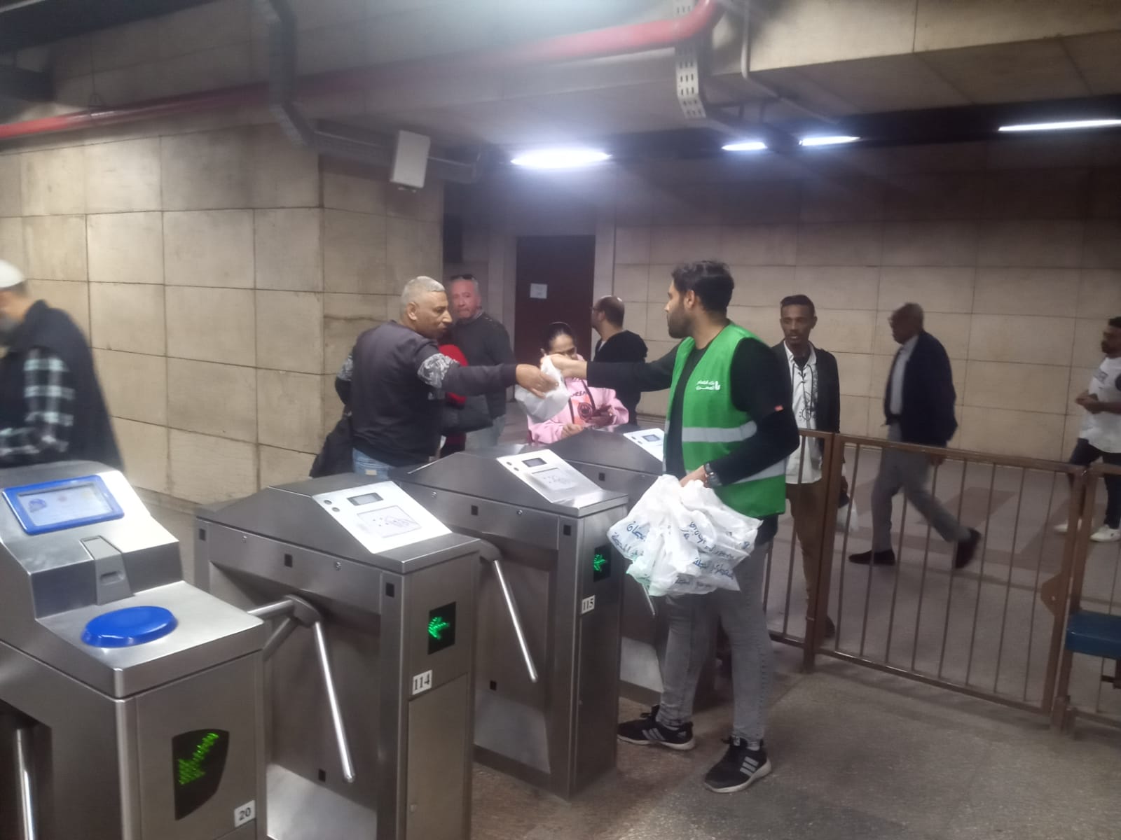توزيع وجبات بمحطات المترو (2)