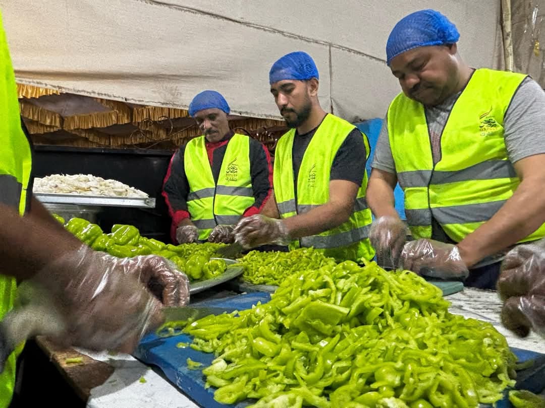فريق مطبخ صندوق تحيا مصر بالأقصر خلال تجهيز الإفطار يومياً فريق مطبخ صندوق تحيا مصر بالأقصر خلال تجهيز الإفطار يومياً