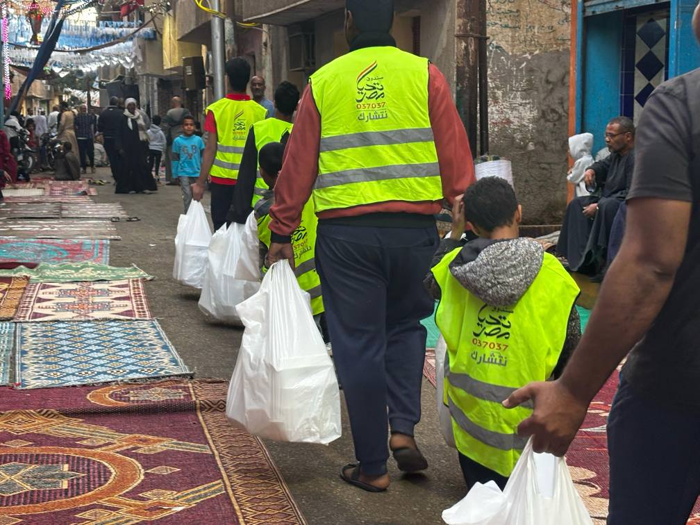 توزيع آلاف الوجبات من مطبخ صندوق تحيا مصر بالأقصر توزيع آلاف الوجبات من مطبخ صندوق تحيا مصر بالأقصر