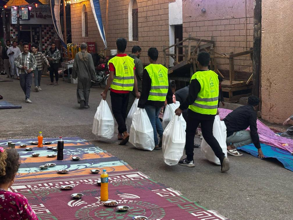 الشباب خلال توزيع وجبات مطبخ صندوق تحيا مصر بالأقصر الشباب خلال توزيع وجبات مطبخ صندوق تحيا مصر بالأقصر