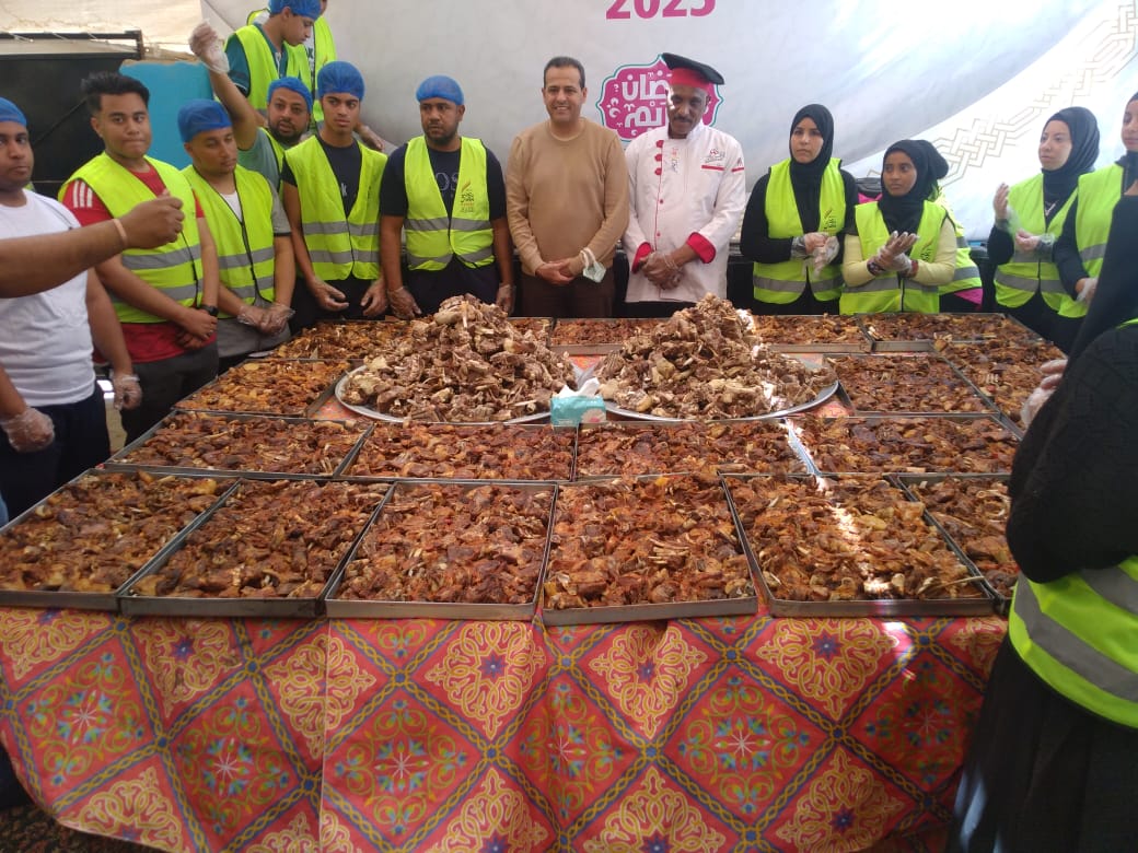 رئيس مدينة الأقصر مع شباب مطبخ صندوق تحيا مصر رئيس مدينة الأقصر مع شباب مطبخ صندوق تحيا مصر