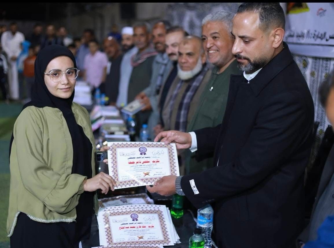 تكريم احدى الحافظات للقران تكريم احدى الحافظات للقران