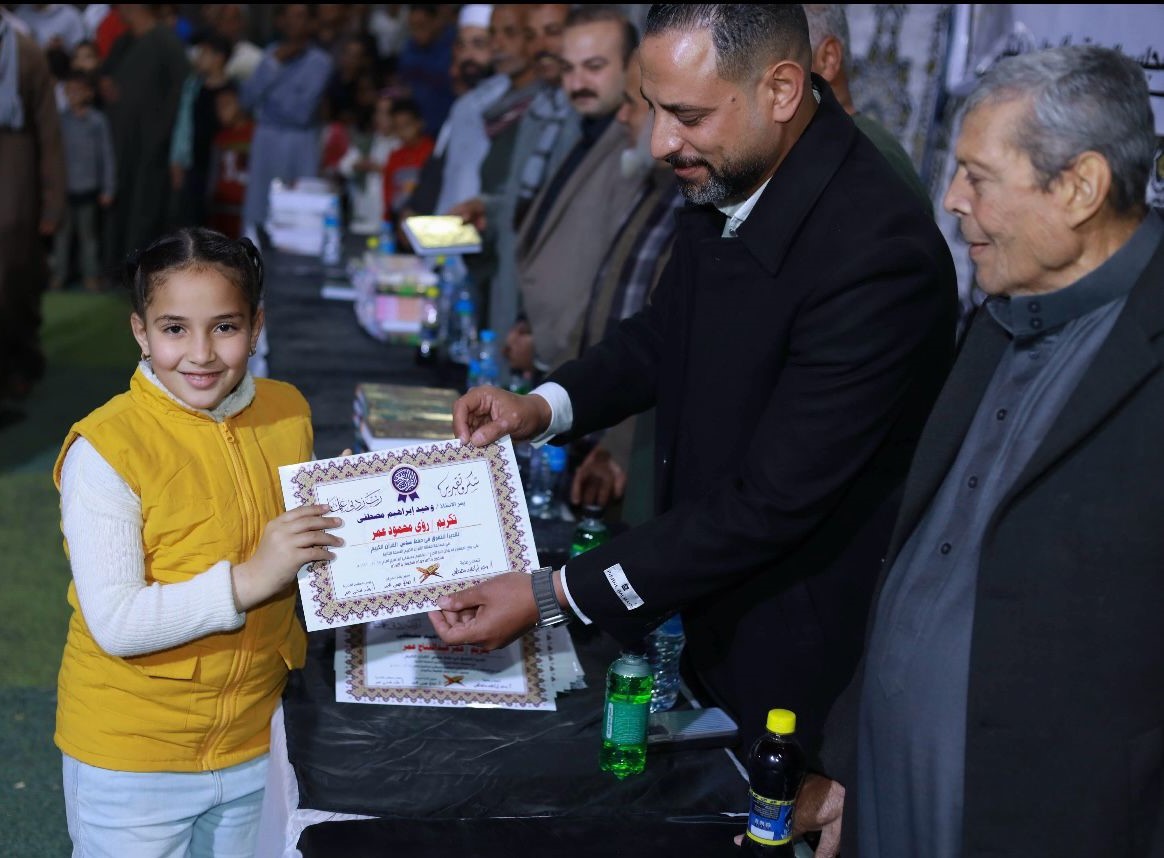 جانب من التكريم جانب من التكريم