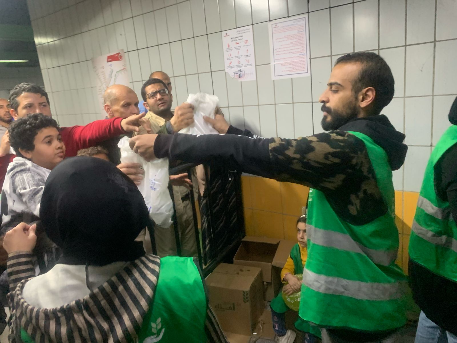 توزيع وجبات بمحطات المترو (4)