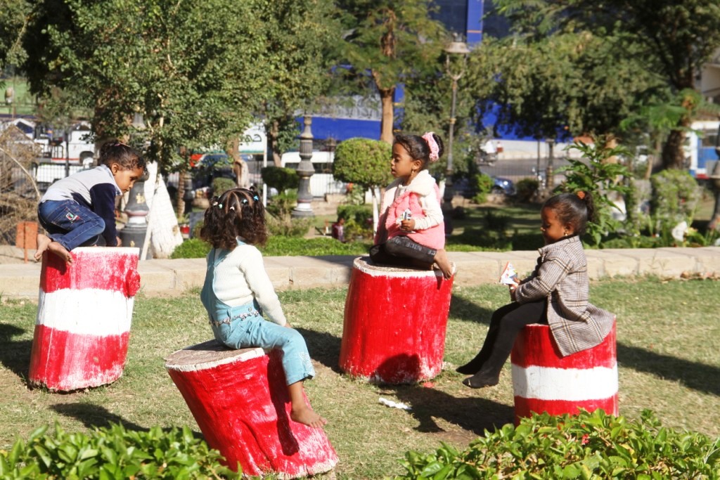 الأطفال يمرحون داخل الحديقة