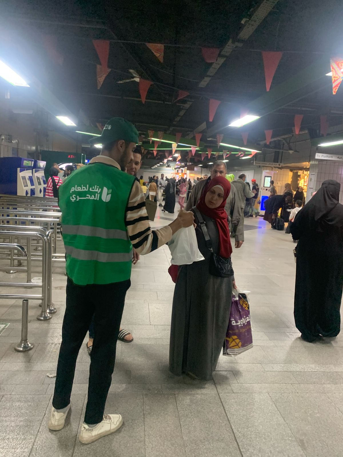 توزيع وجبات بمحطات المترو (5)