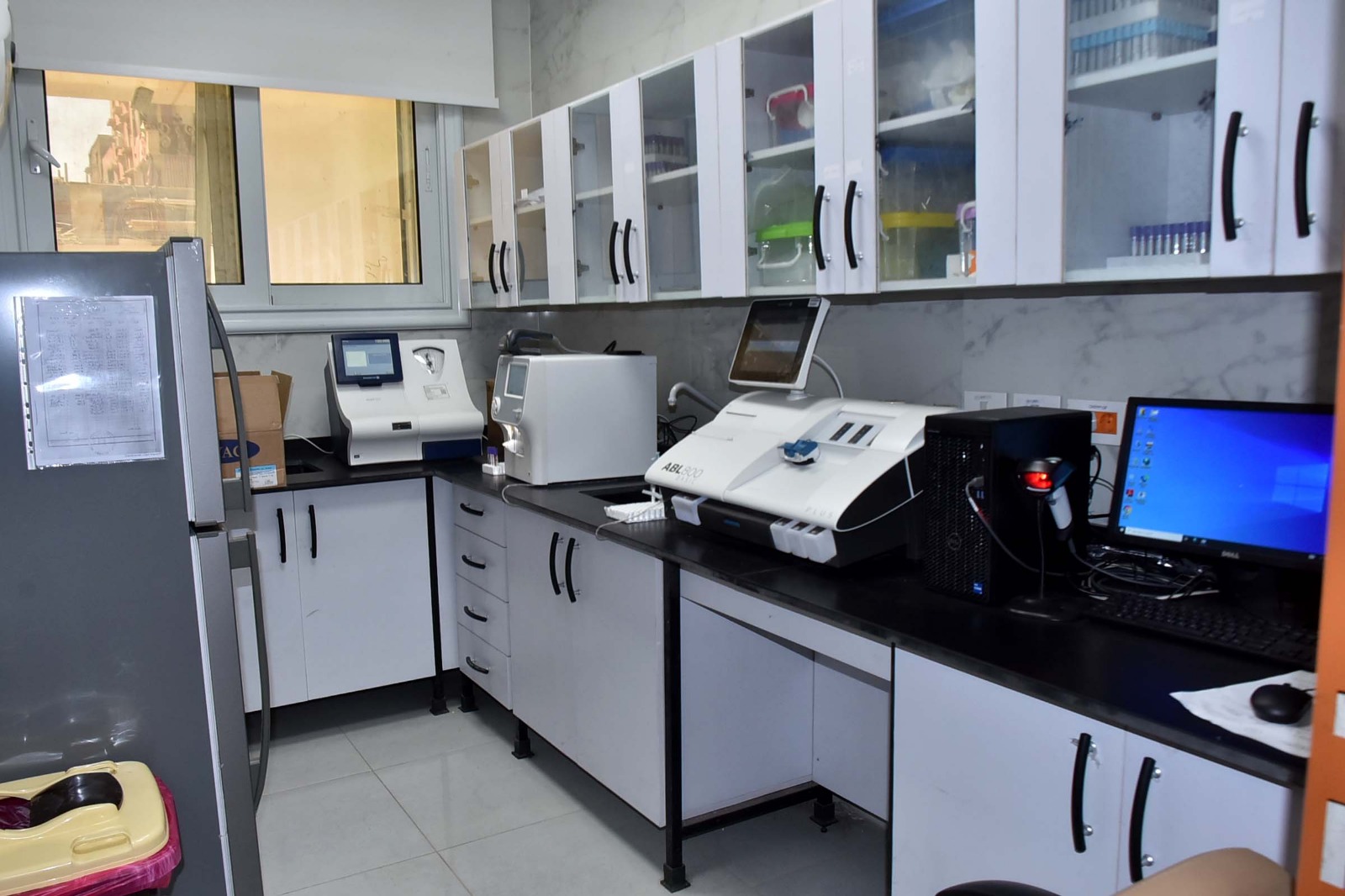 التجهيزات داخل مبنى مجمع الأقصر الطبى الدولى