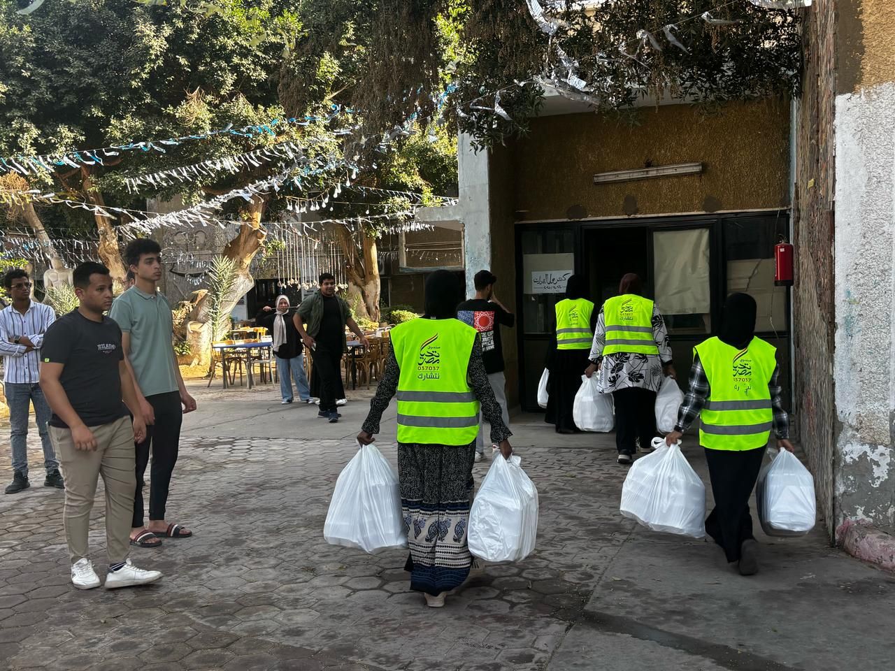 وصول وجبات مطبخ صندوق تحيا مصر لكافة أرجاء الأقصر وصول وجبات مطبخ صندوق تحيا مصر لكافة أرجاء الأقصر